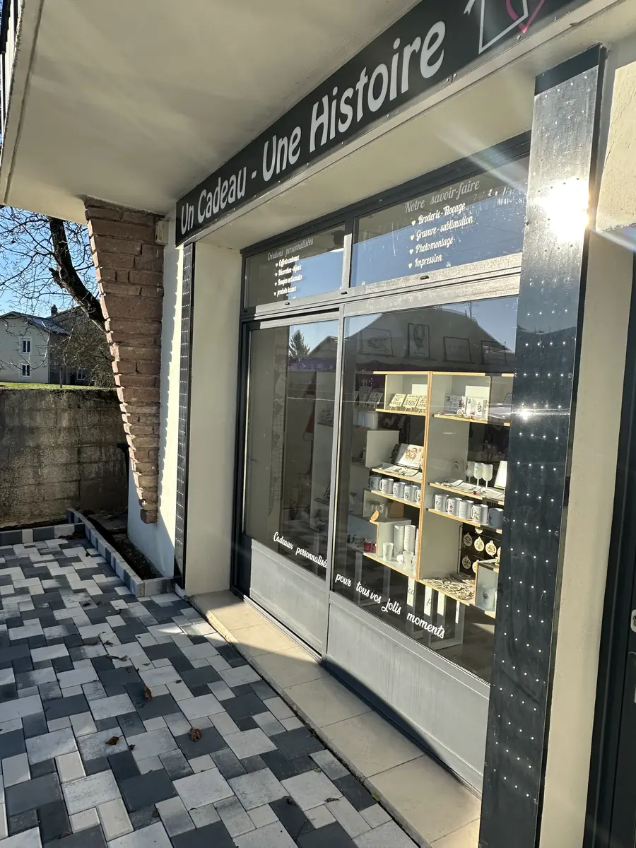 Vitrine de la boutique Un Cadeau - Une Histoire à Darnieulles, entretenue par Limpid