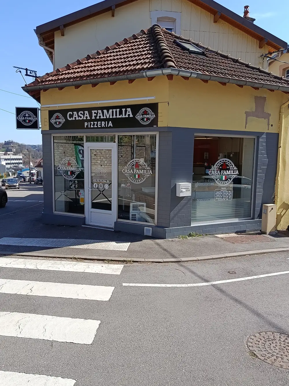 Vitrine de la pizzeria Casa Familia à Épinal entretenue par Limpid